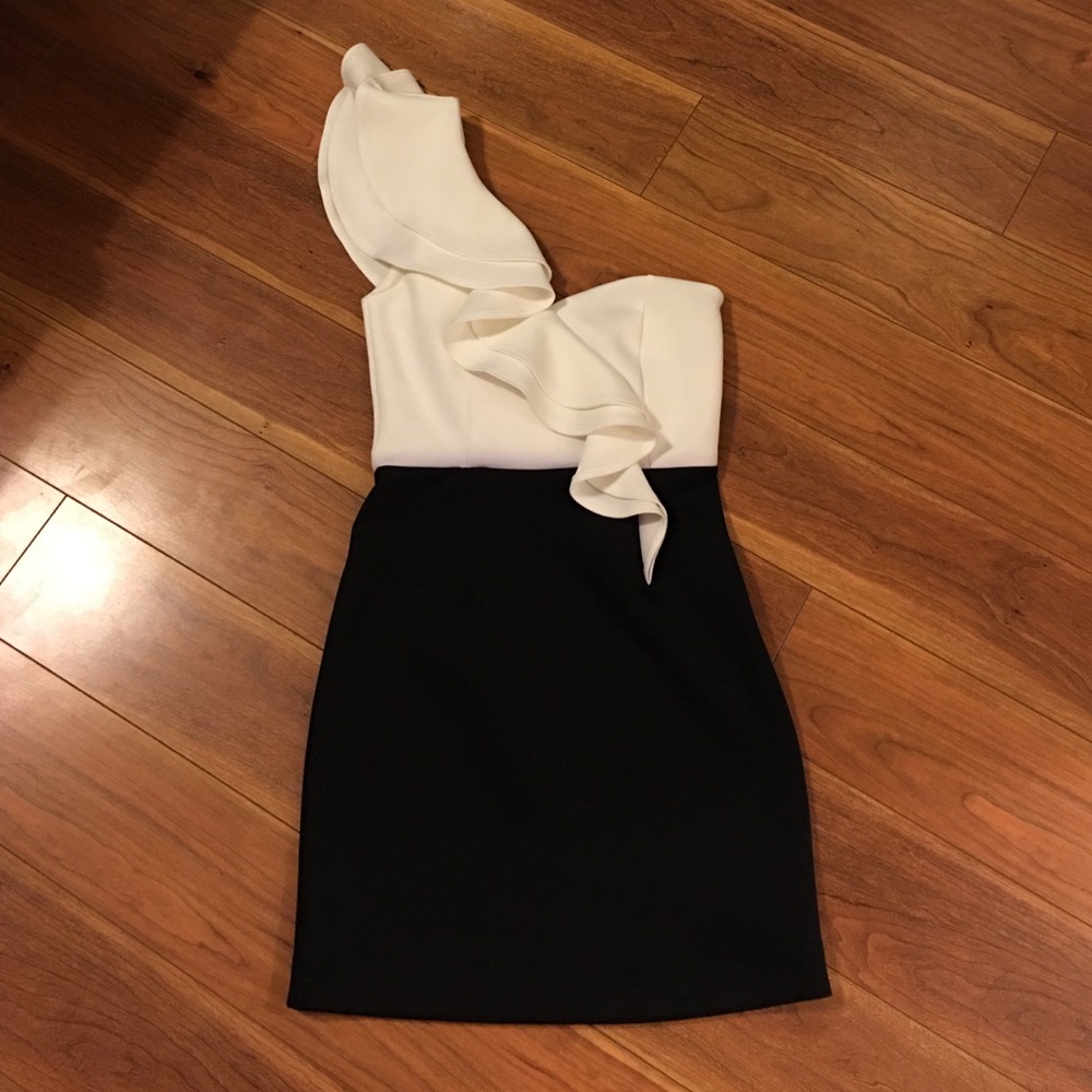 Paulnkc Ruffle One Shoulder Dress