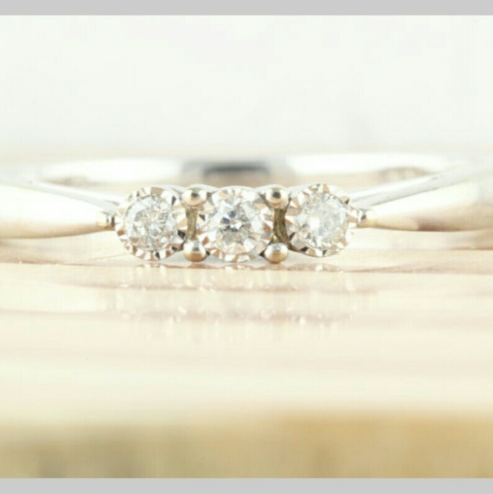 10K White Gold 3 Diamond Ring Size 7