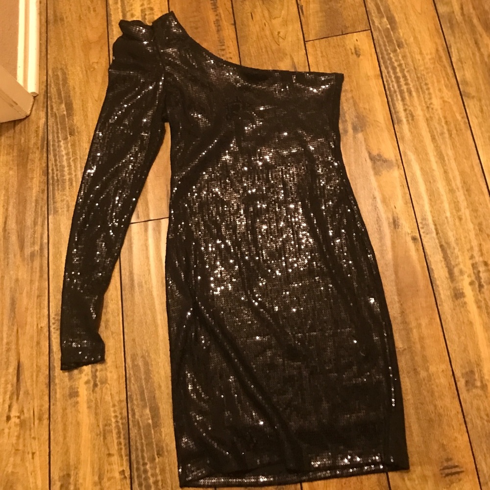 One sleeve sequin LBD