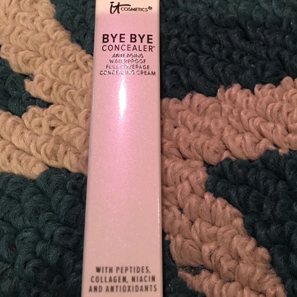 It cosmetics concealer in medium