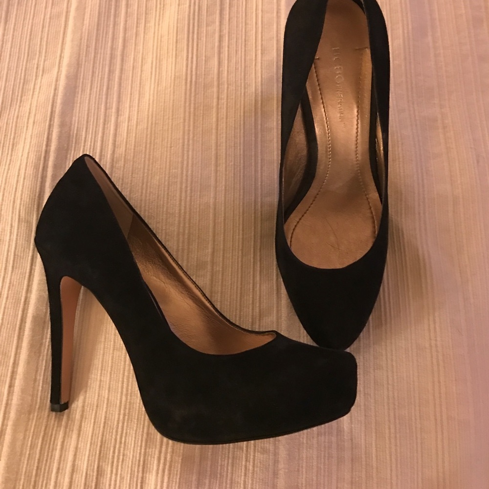 Black suede bcbg pumps