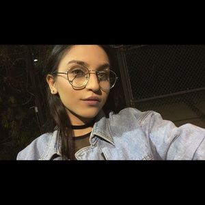 Meet your Posher, Mona