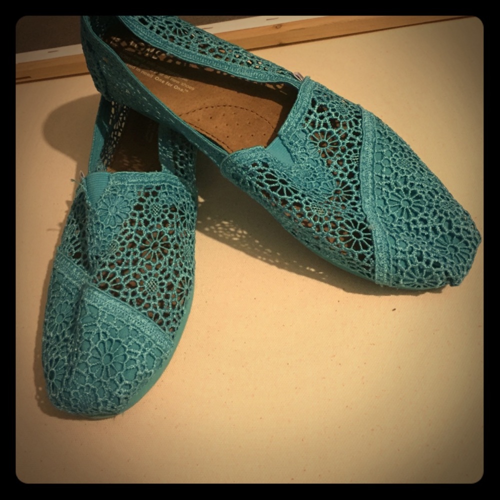 Size 10 teal Toms