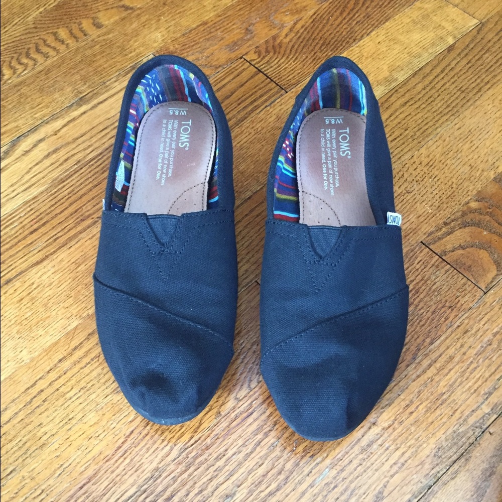 Black TOMS