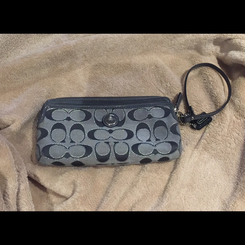 ✨  COACH Wristlet ✨