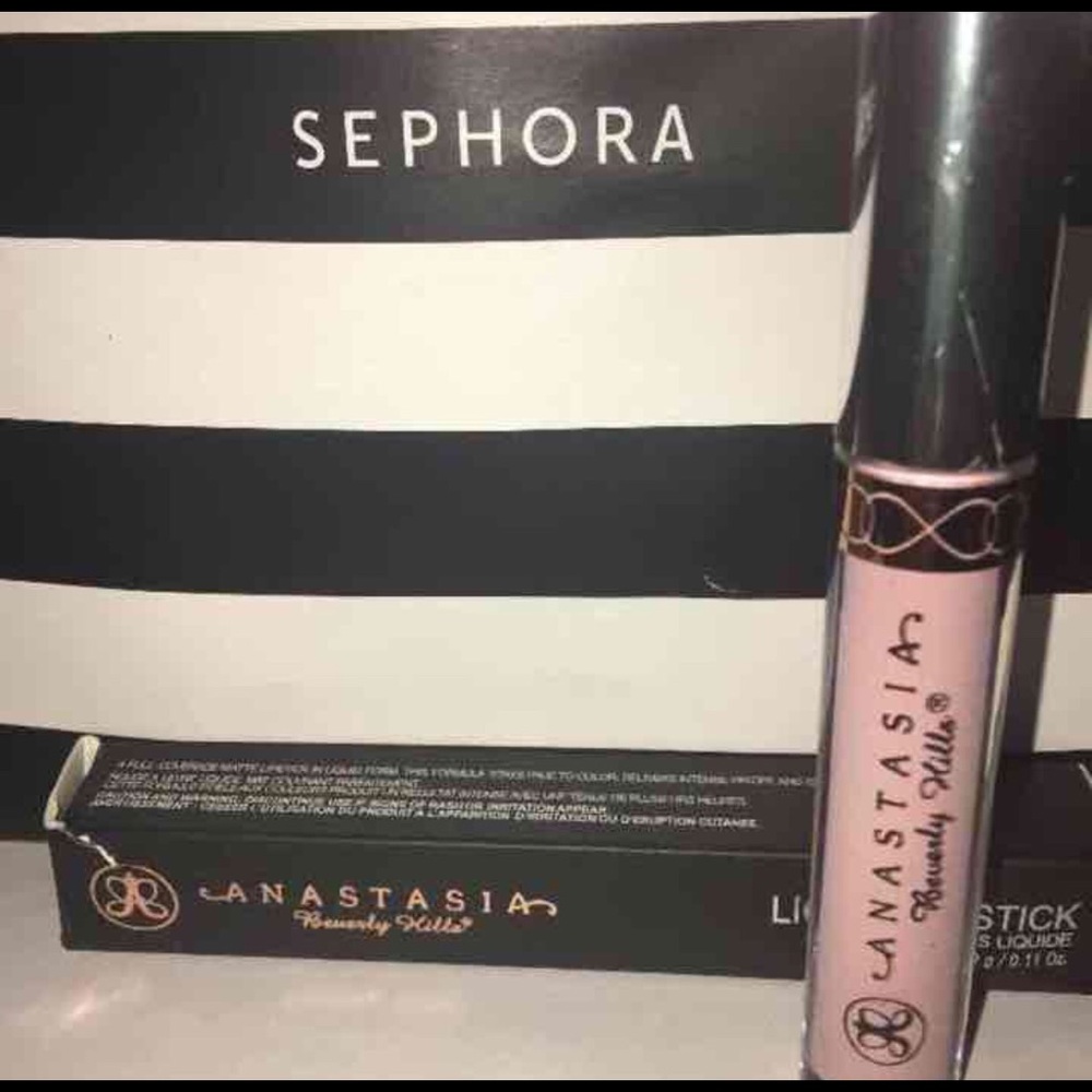 BEVERLY HILLS "MILKSHAKE" MATTE LIPSTICK