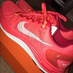 Nike cross trainers pink