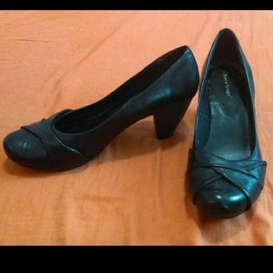 Size 9.5 Black Classy Bare Traps Pumps