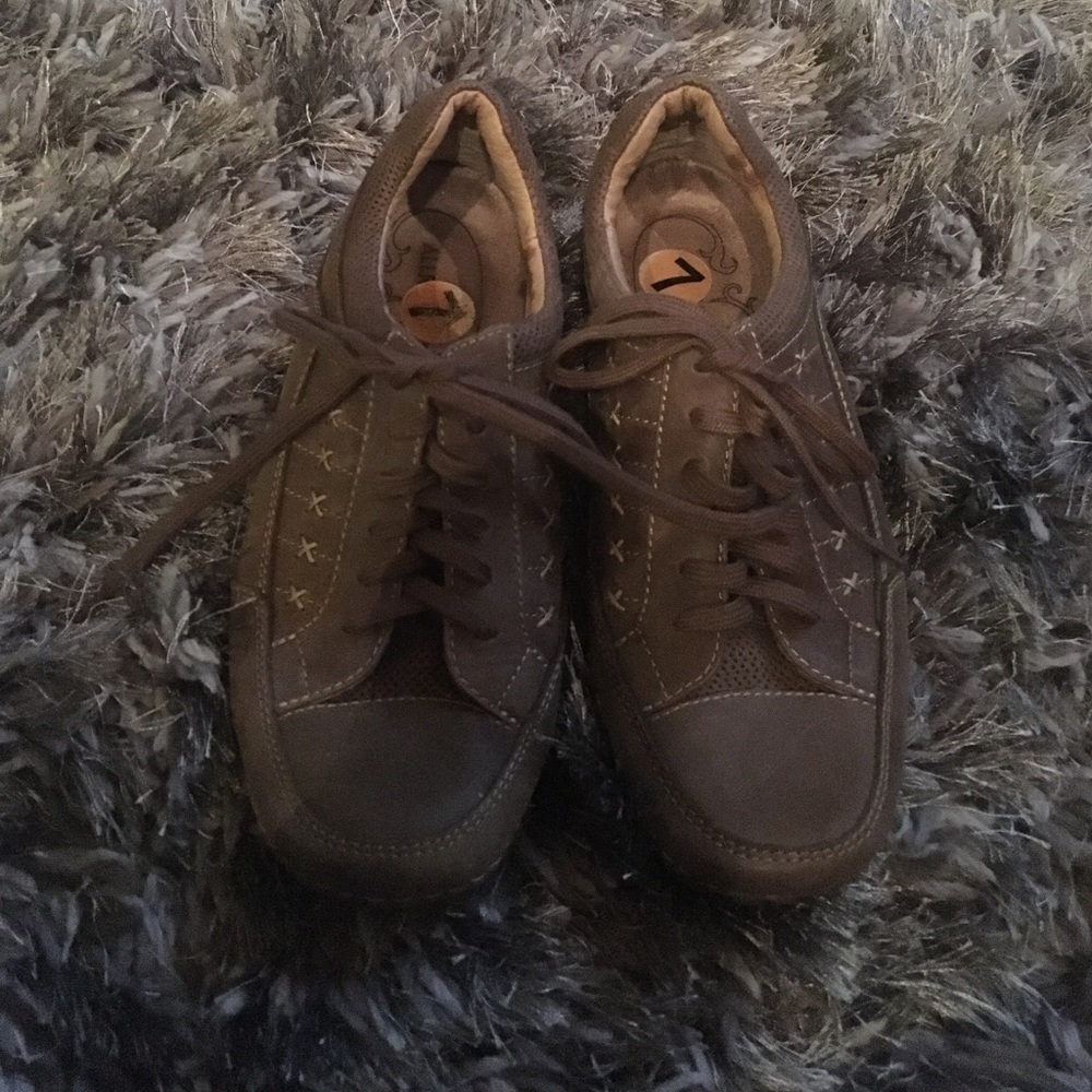 Women brown lace flats  in size 7
