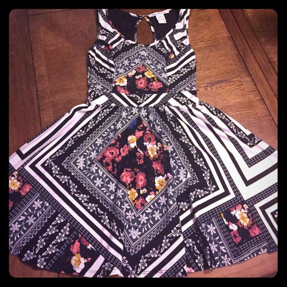Amazing patterned dress!!! Sexy!