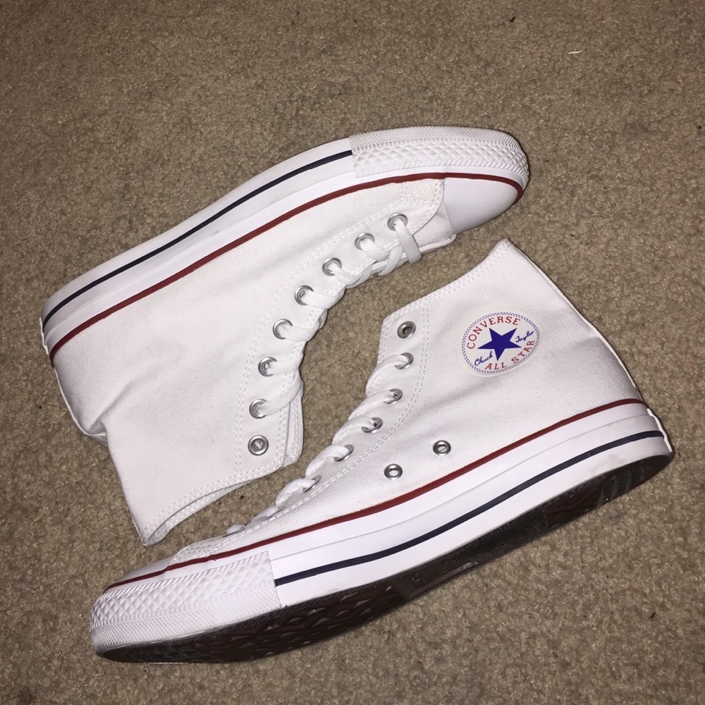 HIGH TOP WHITE CONVERSE CHUCK TAYLORS(LIKE NEW)