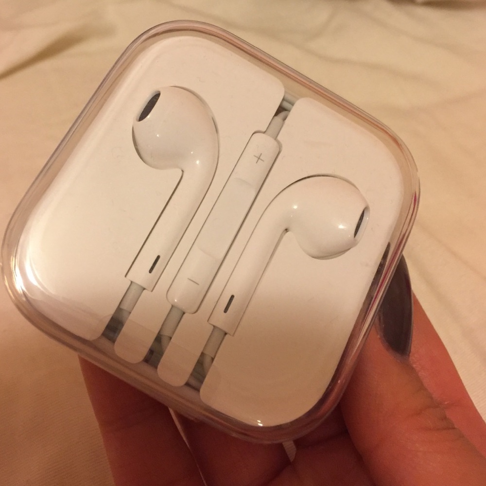 BRAND NEW ORIGINAL APPLE EARPODS 100% AUTHENTIC