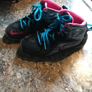 Girls Lebrons sz12c