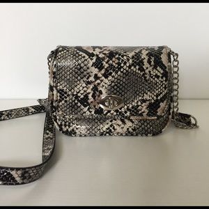 NWOT Snakeskin print crossbody bag