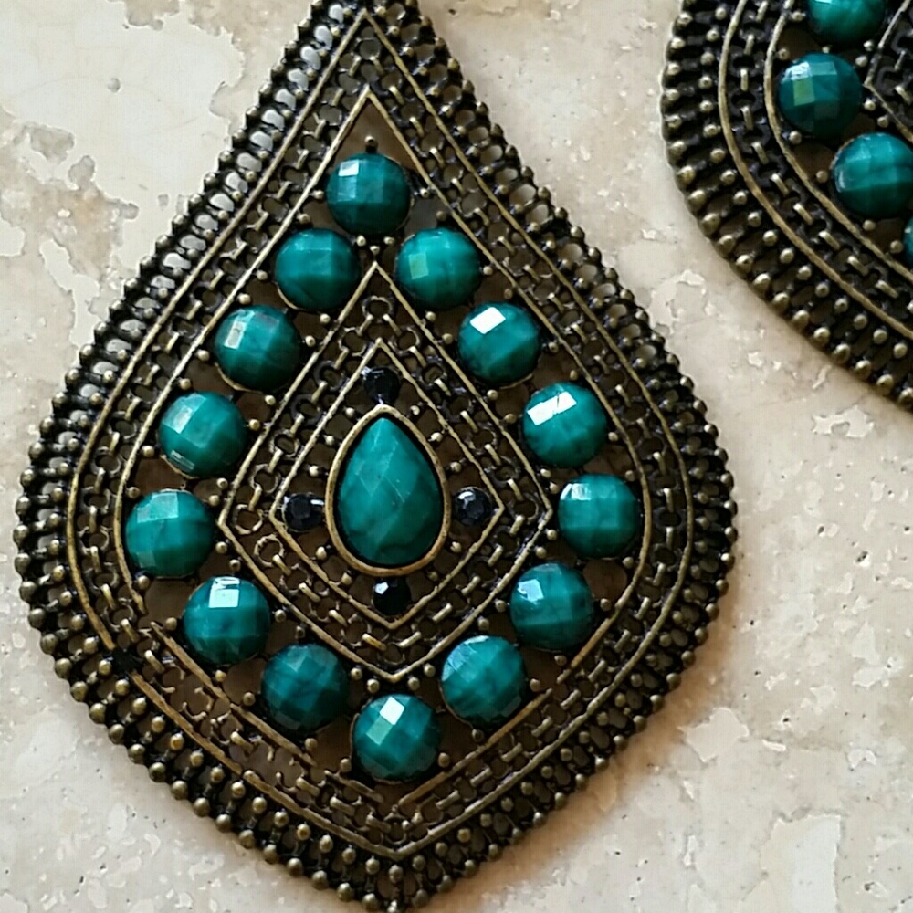 Bebe fashion earrings. *light weight* Org$35