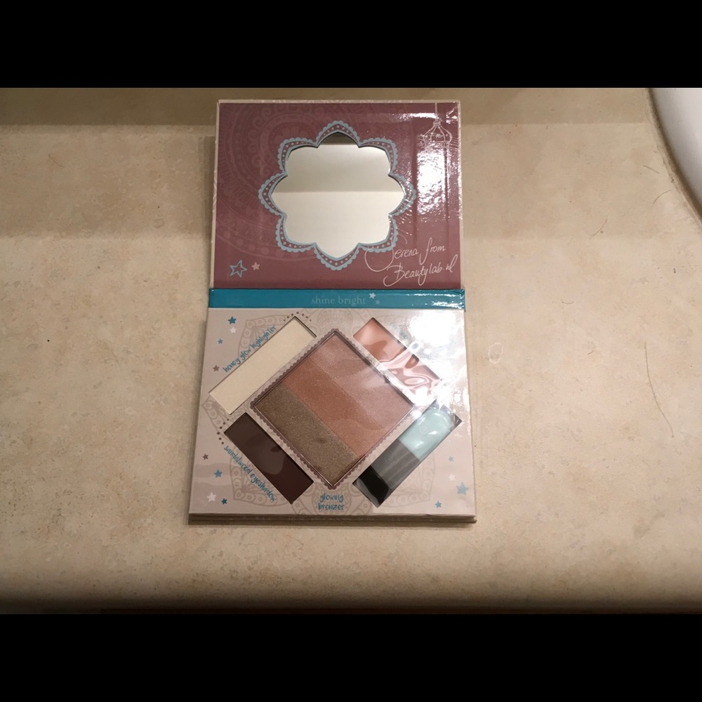 Essence "The Glow Must Go On" Bronzer/Highlighter