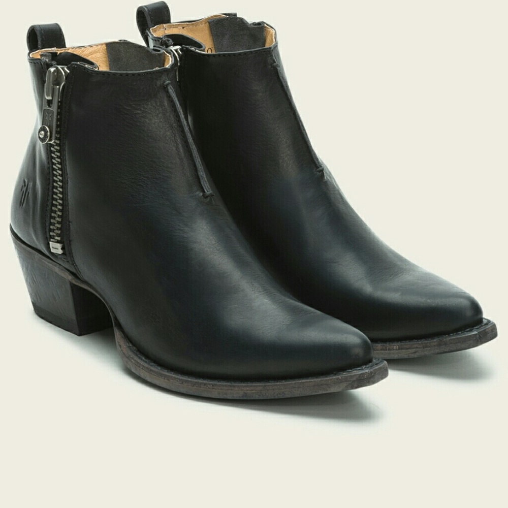 🚫SOLD🚫 FRYE Sacha Moto Booties size 8