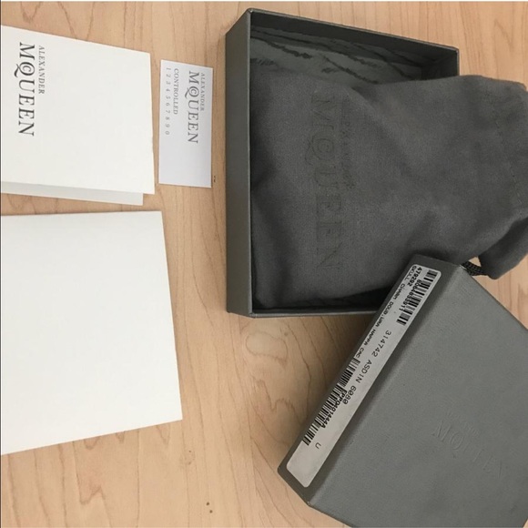 Alexander McQueen Magnet Double Wrap Skull - Picture 4 of 4