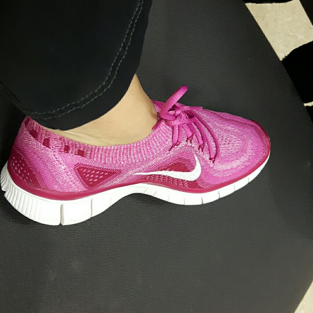 Nike 5.0 flynit size 7.5.  Very comfy arch support