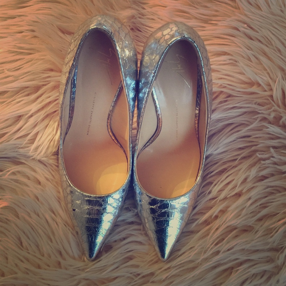 Giuseppe Zanotti silver python print pump.