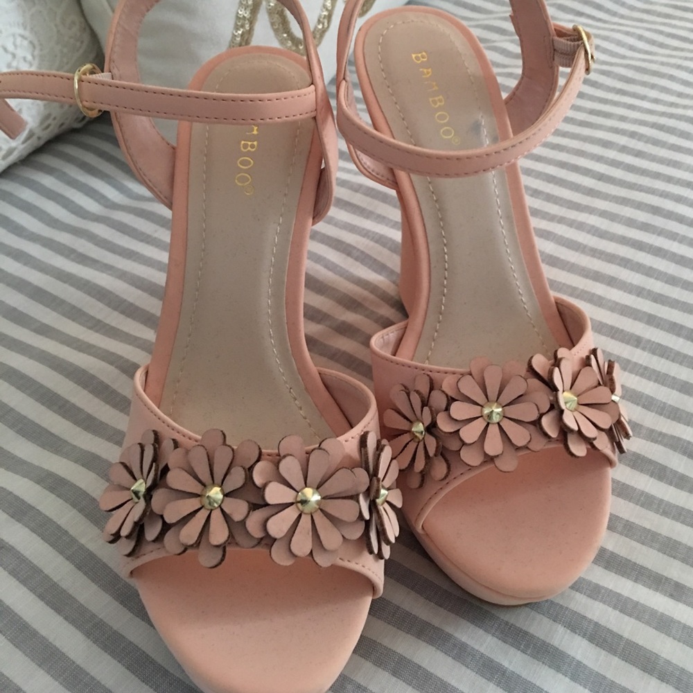 Size 7.5 Wedges Peach and Gold