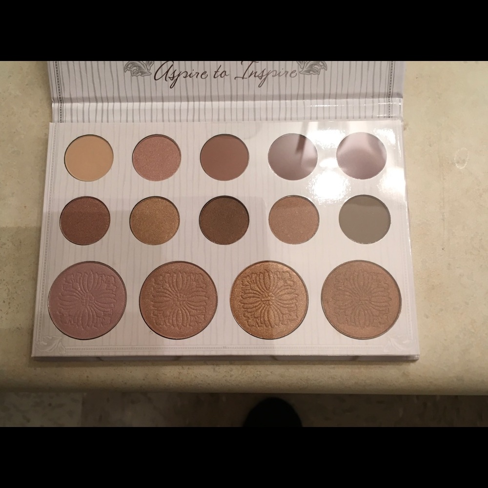 Carli Bybel 10 Color Eyeshadow & 4 Highlighter Set