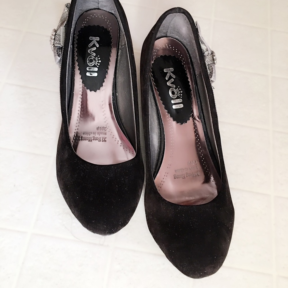 Brown suede leather kitten heel shoes