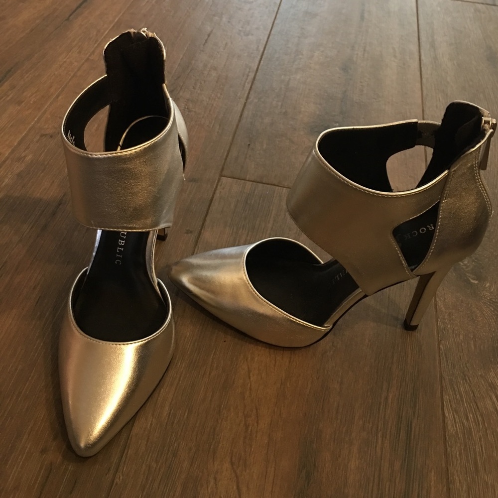Rock Republic Silver Pumps