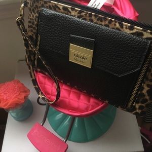 Very very cute wrist purse