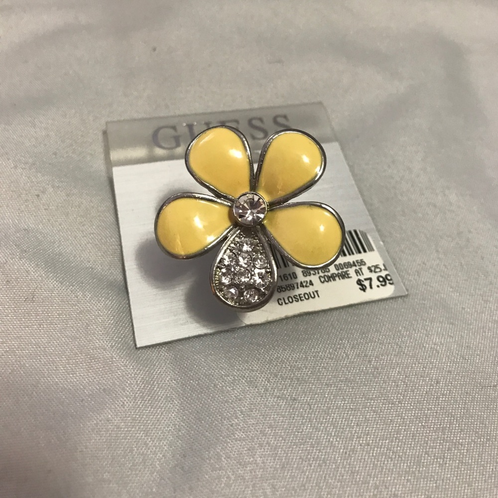 Guess flower ring