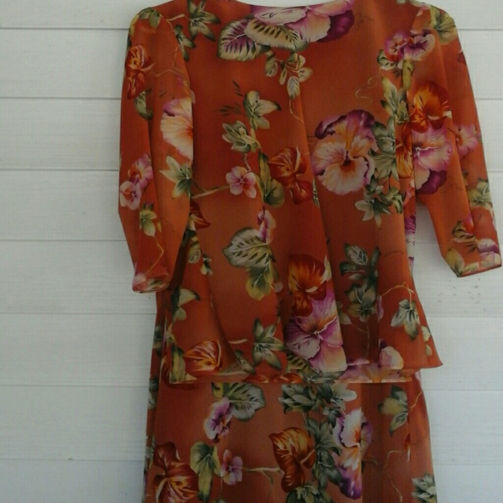 Floral  print  blouse  and skirt