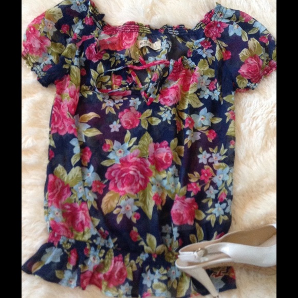 💥Hollister floral blouse sheer chiffon S EUC - Picture 3 of 5