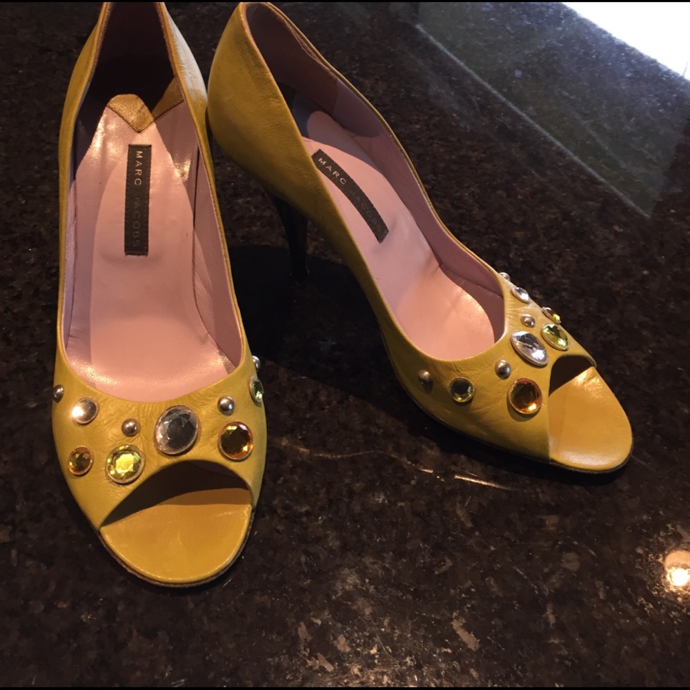 Marc Jacobs  peep hole pump