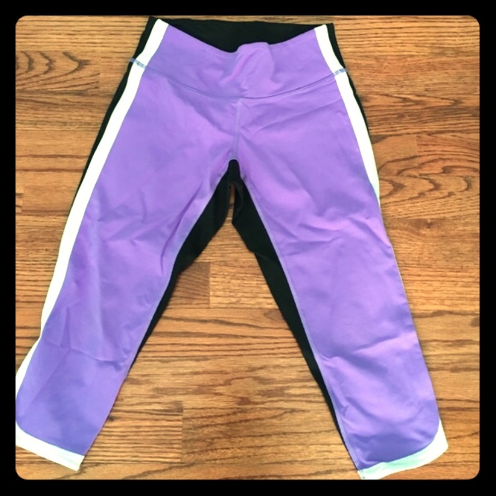 Lululemon cropped pants.