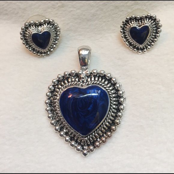 Heart Pendent with 2 matching earrings - Picture 1 of 1