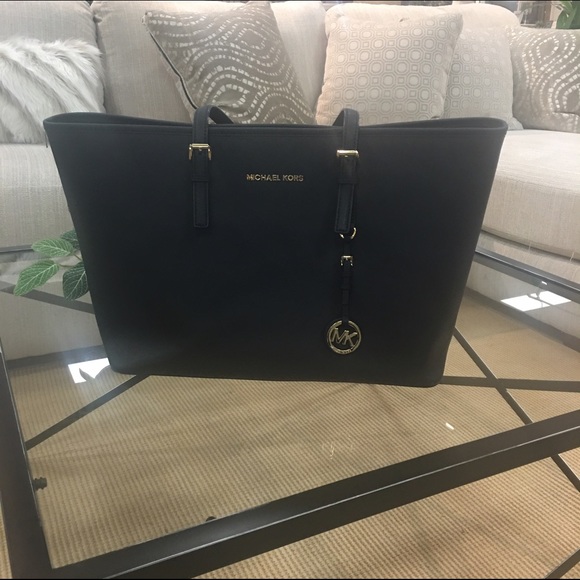 JET SET TRAVEL MEDIUM SAFFIANO LEATHER TOTE - Picture 1 of 4