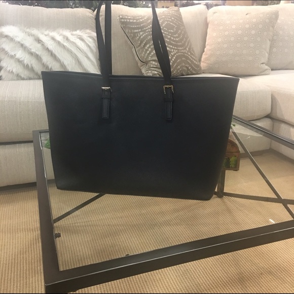 JET SET TRAVEL MEDIUM SAFFIANO LEATHER TOTE - Picture 2 of 4