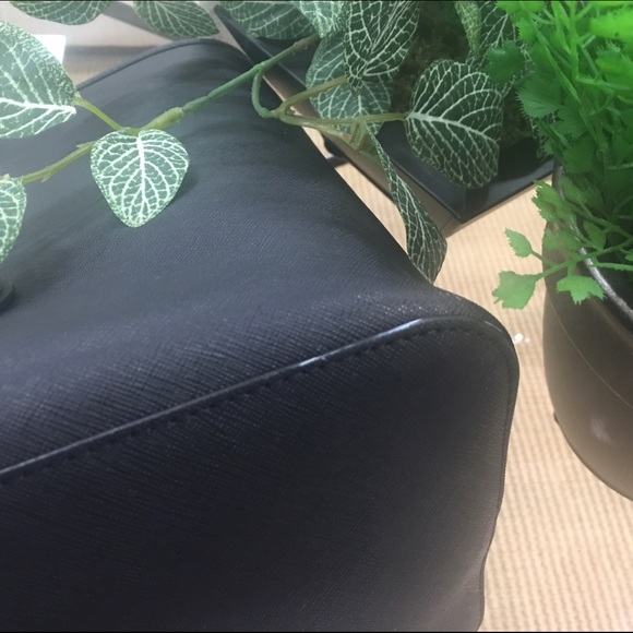 JET SET TRAVEL MEDIUM SAFFIANO LEATHER TOTE - Picture 3 of 4