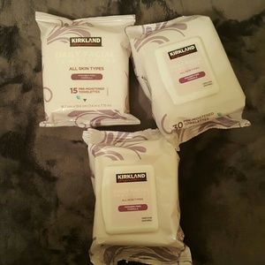 Makeup removing wipes