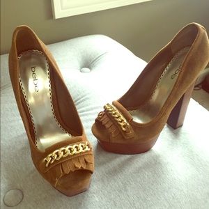 Bebe lavender pumps in brown suede