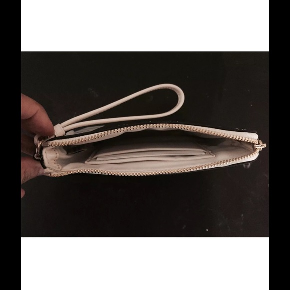 New Coach Signature Corner Zip Wristlets. - Picture 3 of 3