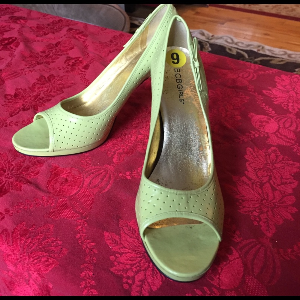 Beautiful green bcbg girl pumps never worn