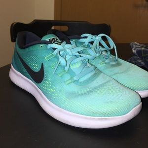 NIKE FREE RN women's size 7. Hardly worn.