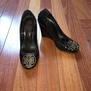Tory Burch black snake patent wedges sz 5.5