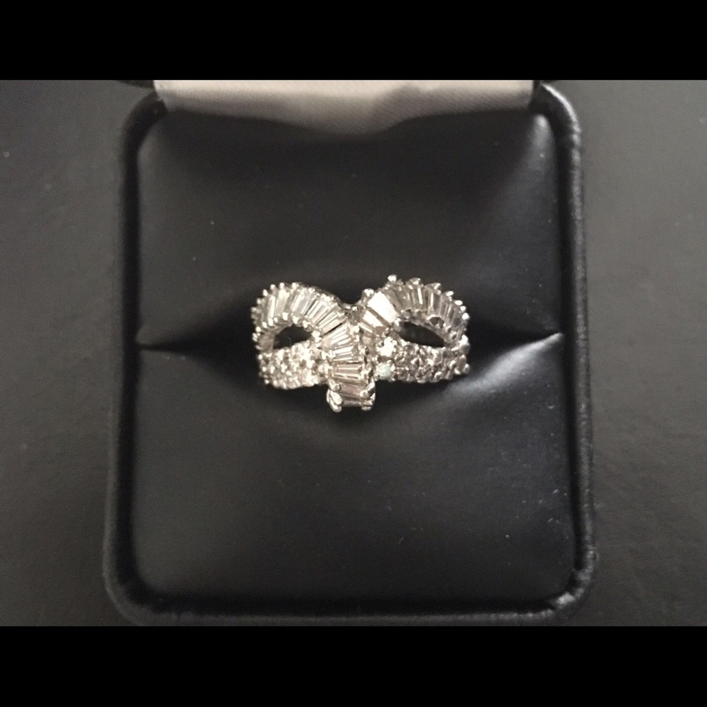 🎉*ONE DAY SALE* 🎉Abstract Design Diamond Ring