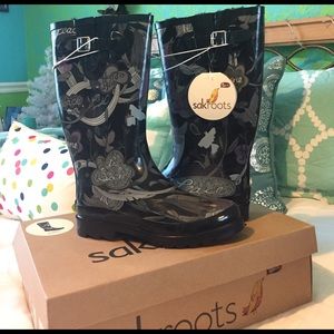 SakRoots Black Peace Print Fur-lined Rainboots