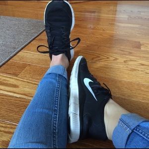 Black Nike Free Runs