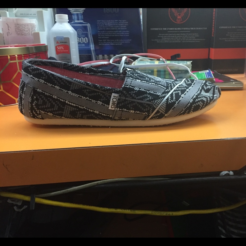 BRAND NEW TOMS