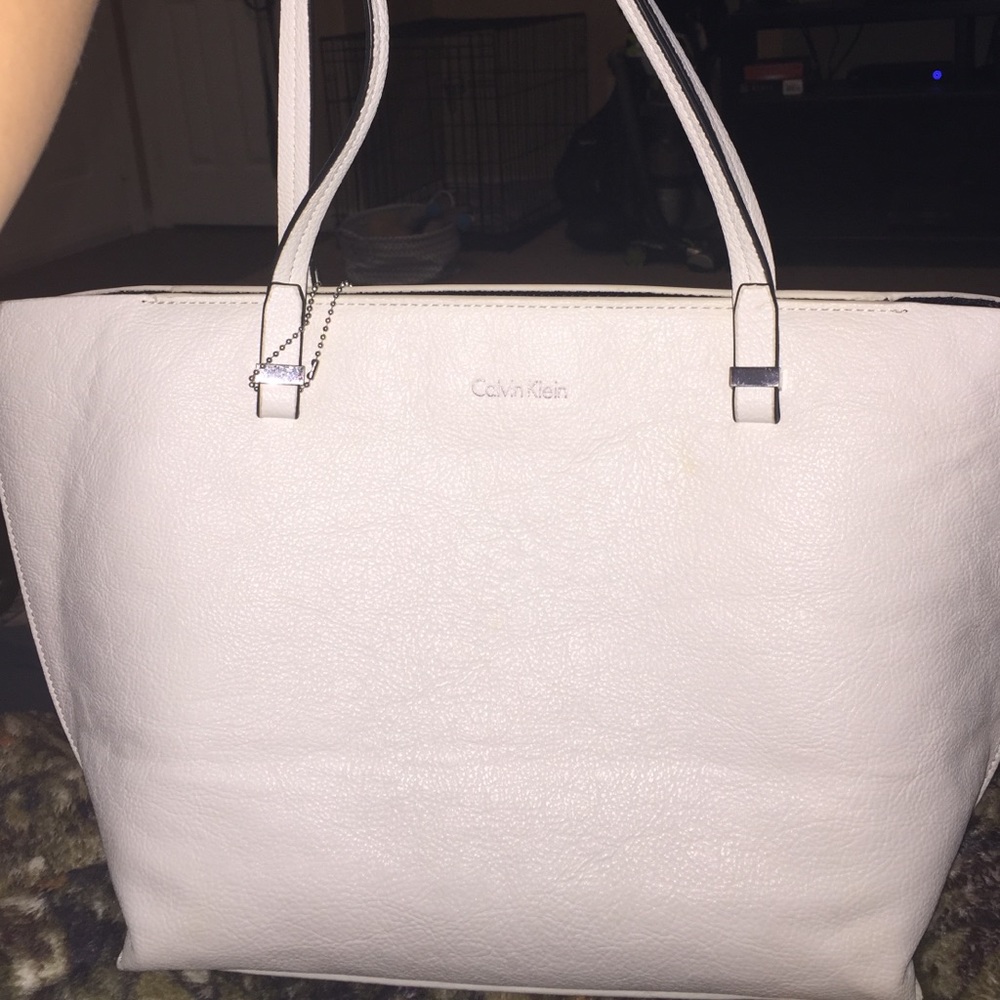 ✅trading or selling Calvin Klein shoulder bag