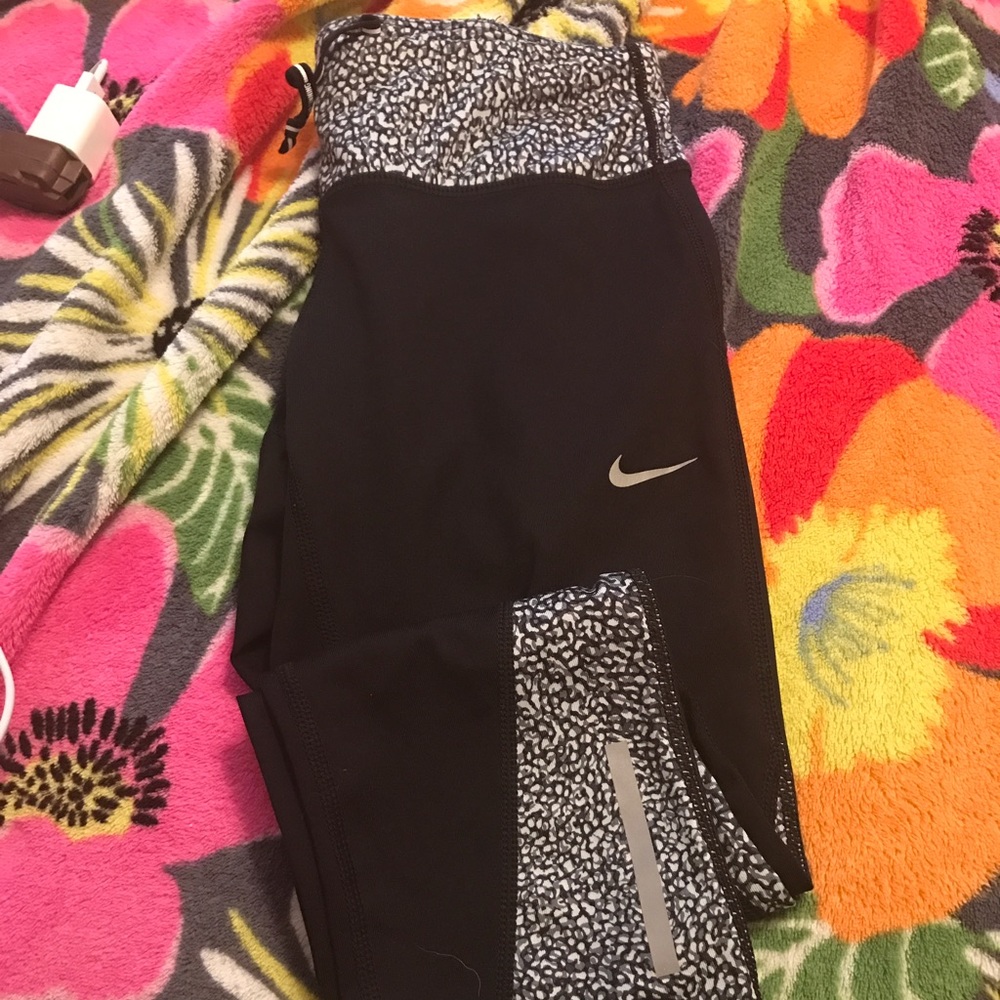 Fitted Nike Crops